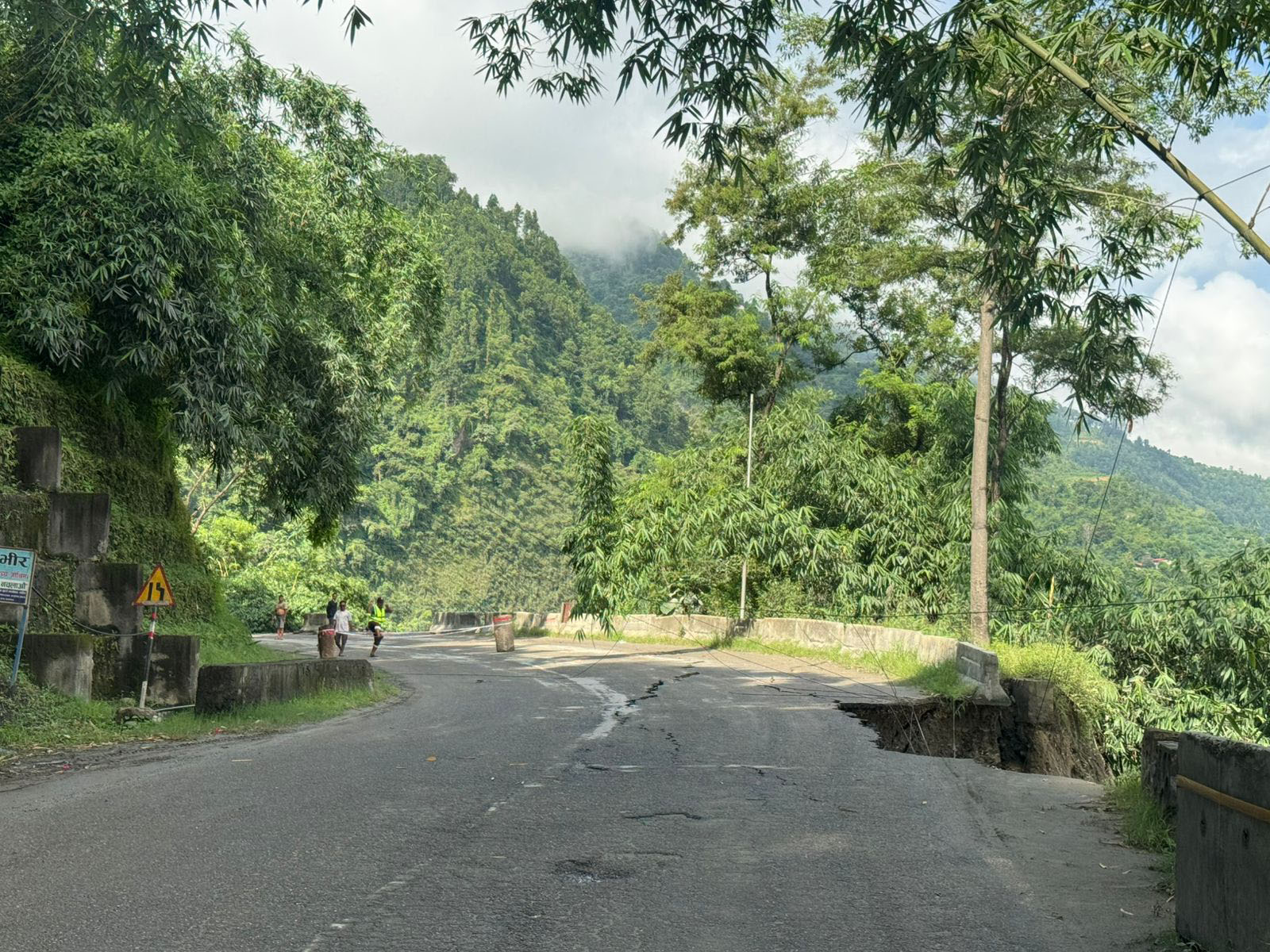 बाढीपहिरोले देशका मुख्य राजमार्गहरू तहसनहस: पृथ्वी, अरनिको र मेची सडक ठप्प