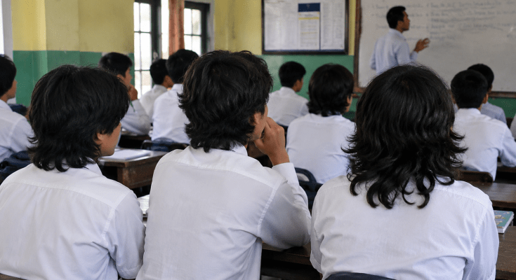 कपाल छोटो बनाउन दबाब दिएको भन्दै ‘हेलो सरकार’ मा उजुरी : विद्यार्थी र विद्यालयबीच बढ्दो द्वन्द्व