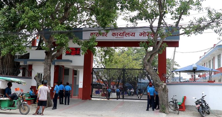 प्रहरीले खानतलासी सुरु गरेपछि मोरङ कारागारमा तनाव: कैदीबन्दी छतमा चढेर प्रदर्शनमा
