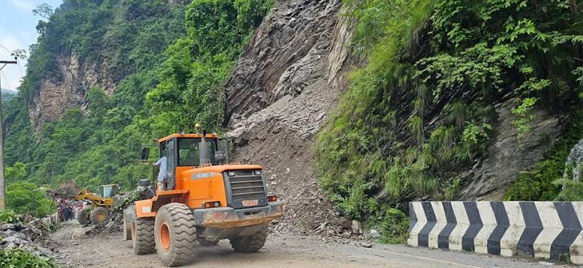 नारायणगढ–मुग्लिन सडकको नाम्सी पुलमा पहिरो : सडक एकतर्फी, सावधानी अपनाउन आग्रह