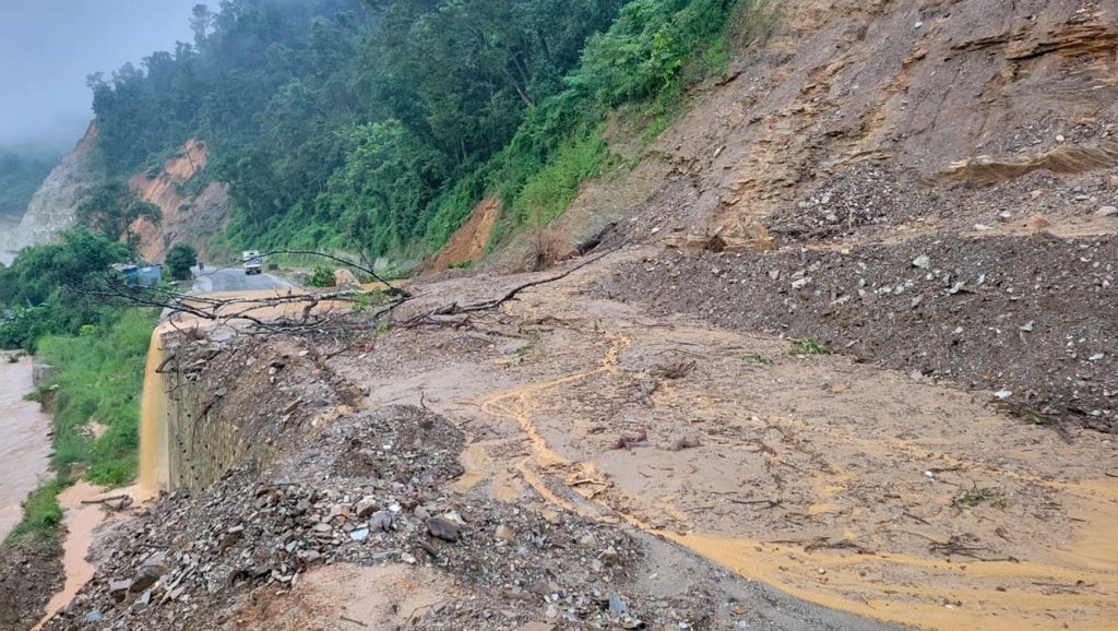 बाढी र पहिरोले देशभरका ९ मुख्य सडक ठप्प, यात्रामा उच्च सतर्कता अपनाउन प्रहरीको आग्रह
