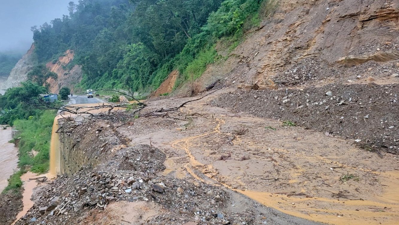बाढी र पहिरोले देशभरका ९ मुख्य सडक ठप्प, यात्रामा उच्च सतर्कता अपनाउन प्रहरीको आग्रह