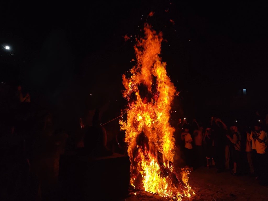 टोलटोलमा ‘गथाँमुग’को रौनक: राक्षसलाई साँझपख बस्ती बाहिर लगेर जलाइयो