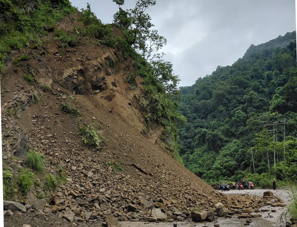 सिद्धबाबामा पहिरोले सिद्धार्थ राजमार्ग पूर्ण रूपमा ठप्प, यात्रुहरू बीच बाटोमै अलपत्र