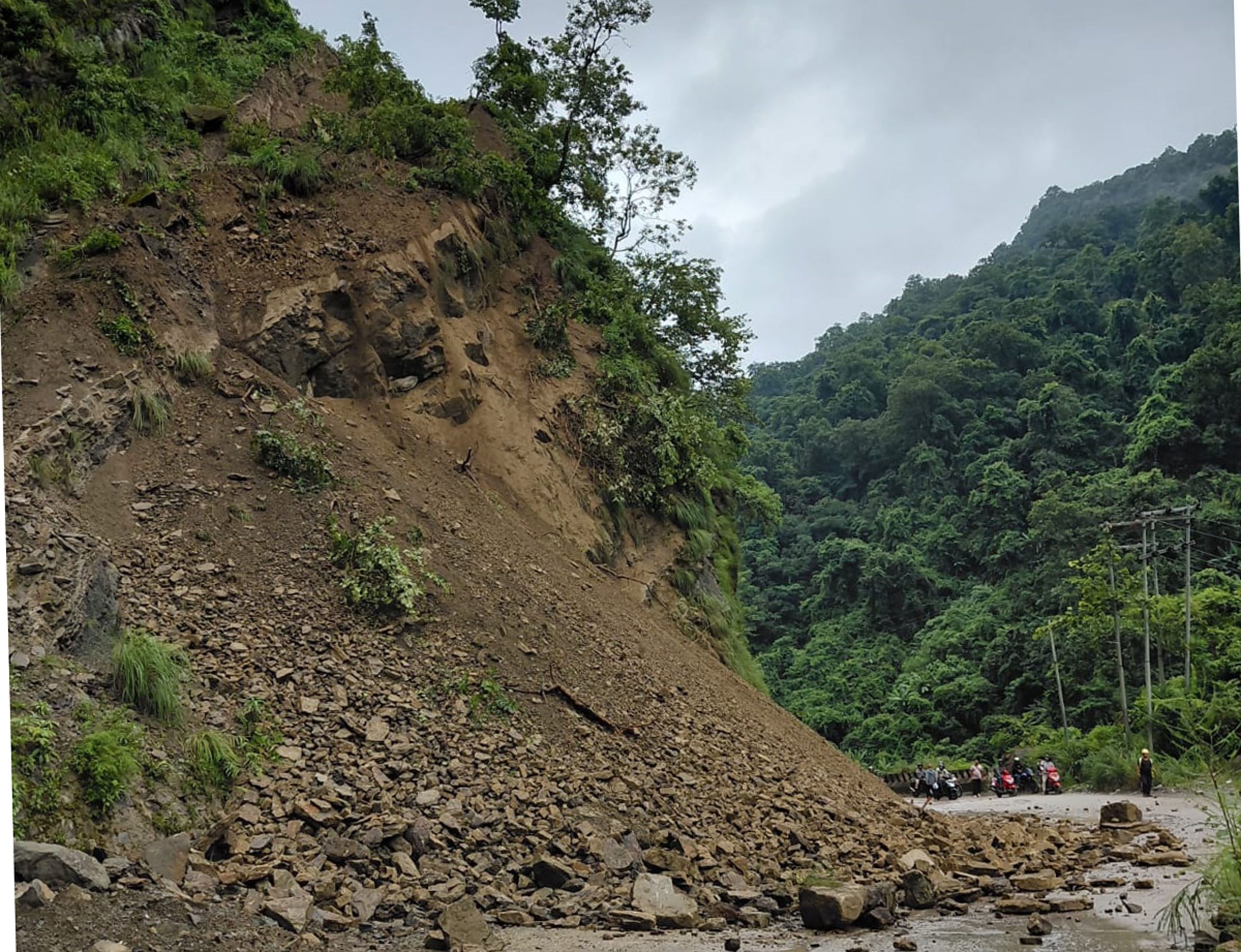 सिद्धबाबामा पहिरोले सिद्धार्थ राजमार्ग पूर्ण रूपमा ठप्प, यात्रुहरू बीच बाटोमै अलपत्र