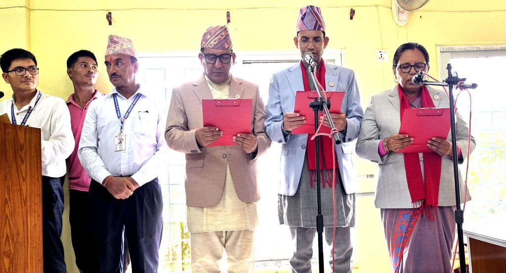 सुदूरपश्चिममा एमालेका ३ मन्त्री र १ राज्यमन्त्रीद्वारा शपथ ग्रहण