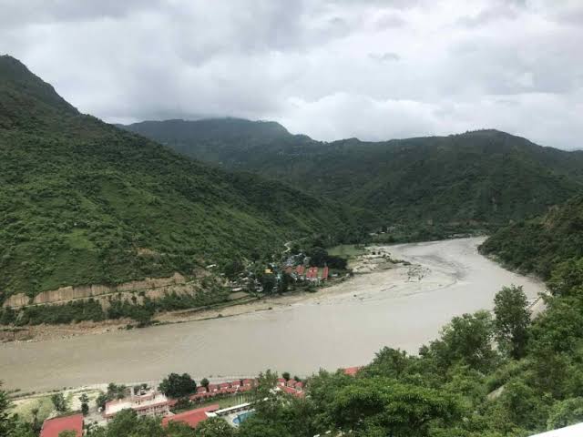 बसको ठक्करबाट कार सुनकोशीमा खस्यो : तीन जना बेपत्ता, खोजीका लागि गोताखोर परिचालन