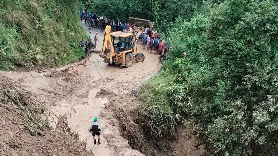पहिरोको जोखिमले टोखा–छहरे सडकमा राति सवारी चलाउन रोक