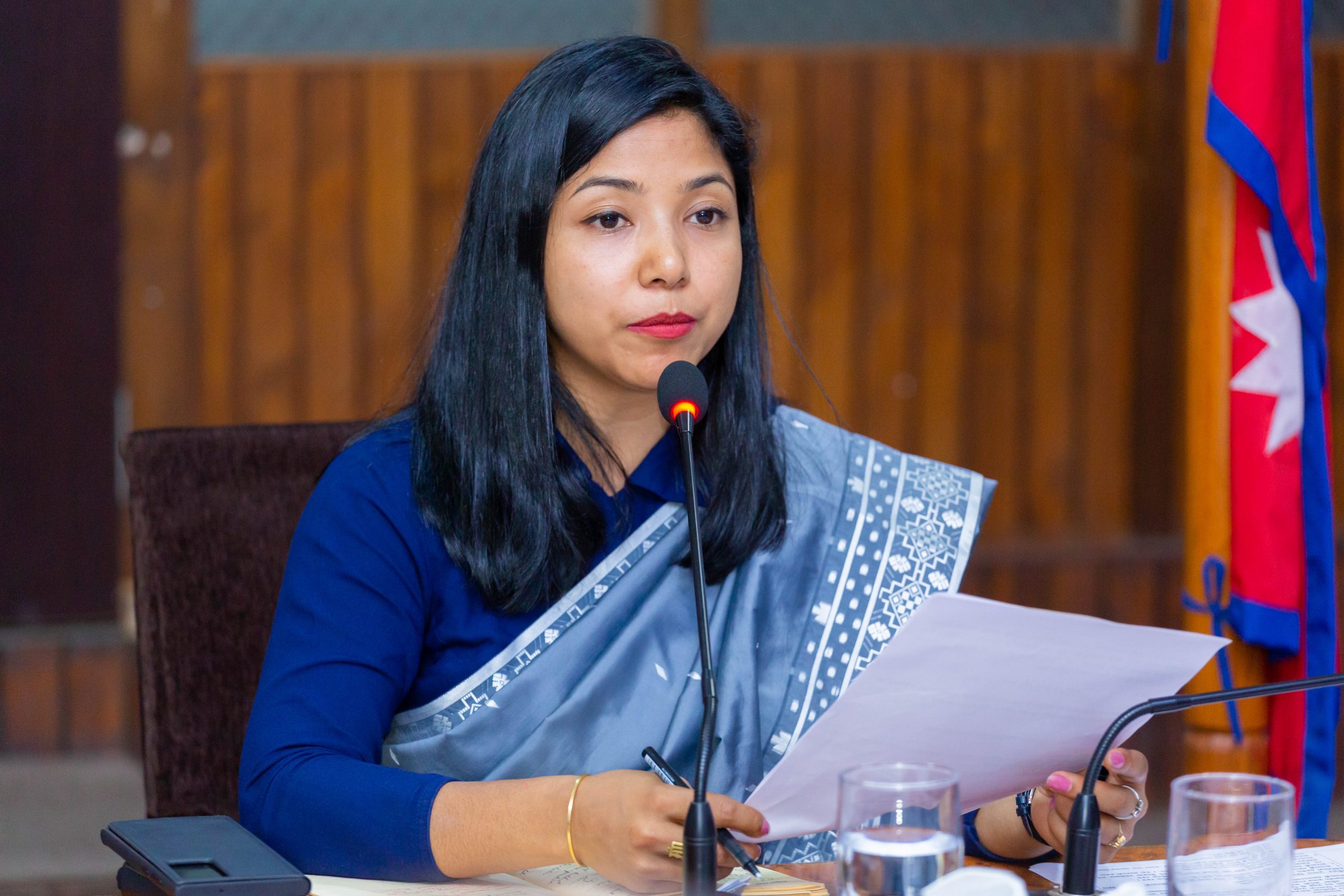 जनस्वास्थ्यप्रति संवेदनशील कार्यवाहक प्रमुख डंगोल : सामुदायिक विद्यालय, स्वास्थ्य प्रवर्धन केन्द्र र वडा कार्यालयको पिउने पानीको गुणस्तर परीक्षण गराउँदै