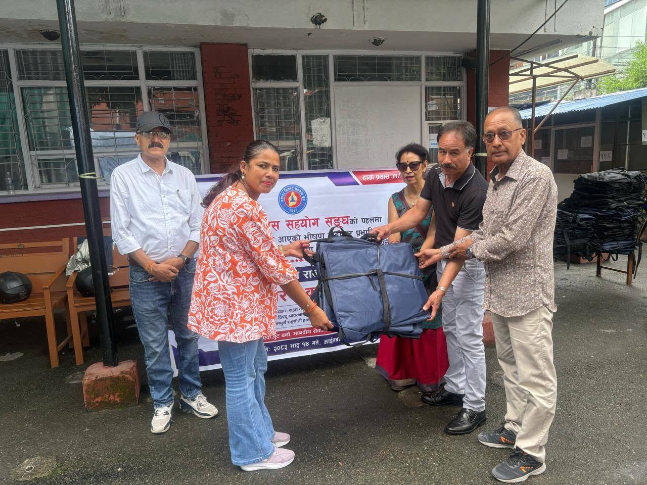 शव व्यवस्थापनका लागि भक्तपुर विकास सहयोग सङ्घको सहयोग : १०० थान ‘बडी ब्याग’ हस्तान्तरण