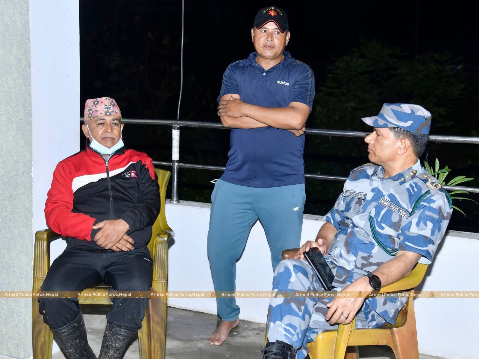 भोटेकोशी बाढी : मृतक र बेपत्ता सशस्त्र प्रहरीका परिवारलाई भेटेर महानिरीक्षक पौडेलले दिए सान्त्वना