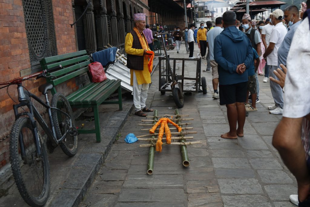 भोटेकोशी बाढीमा बेपत्ता भएका आफन्तकाे शव नभेटिएपछि कुशको प्रतीक बनाएर अन्त्येष्टि