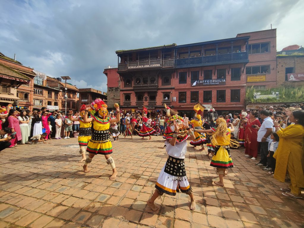 भक्तपुरमा रात्रिकालीन सांस्कृतिक रौनक: ८ रात र ९ दिनसम्म खुल्ला मञ्चमा मौलिक नाचको प्रदर्शनी