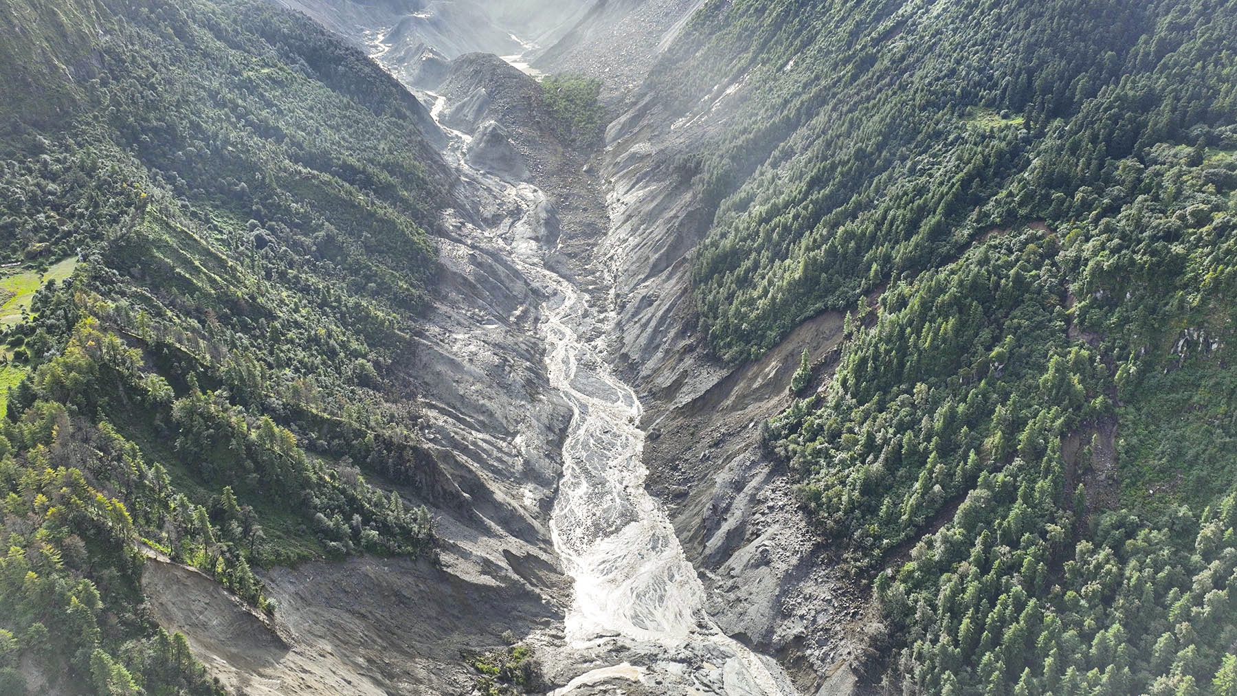 भोटेकोशी बाढीमा ६७७ यातायात मजदुर सम्पर्कविहीन