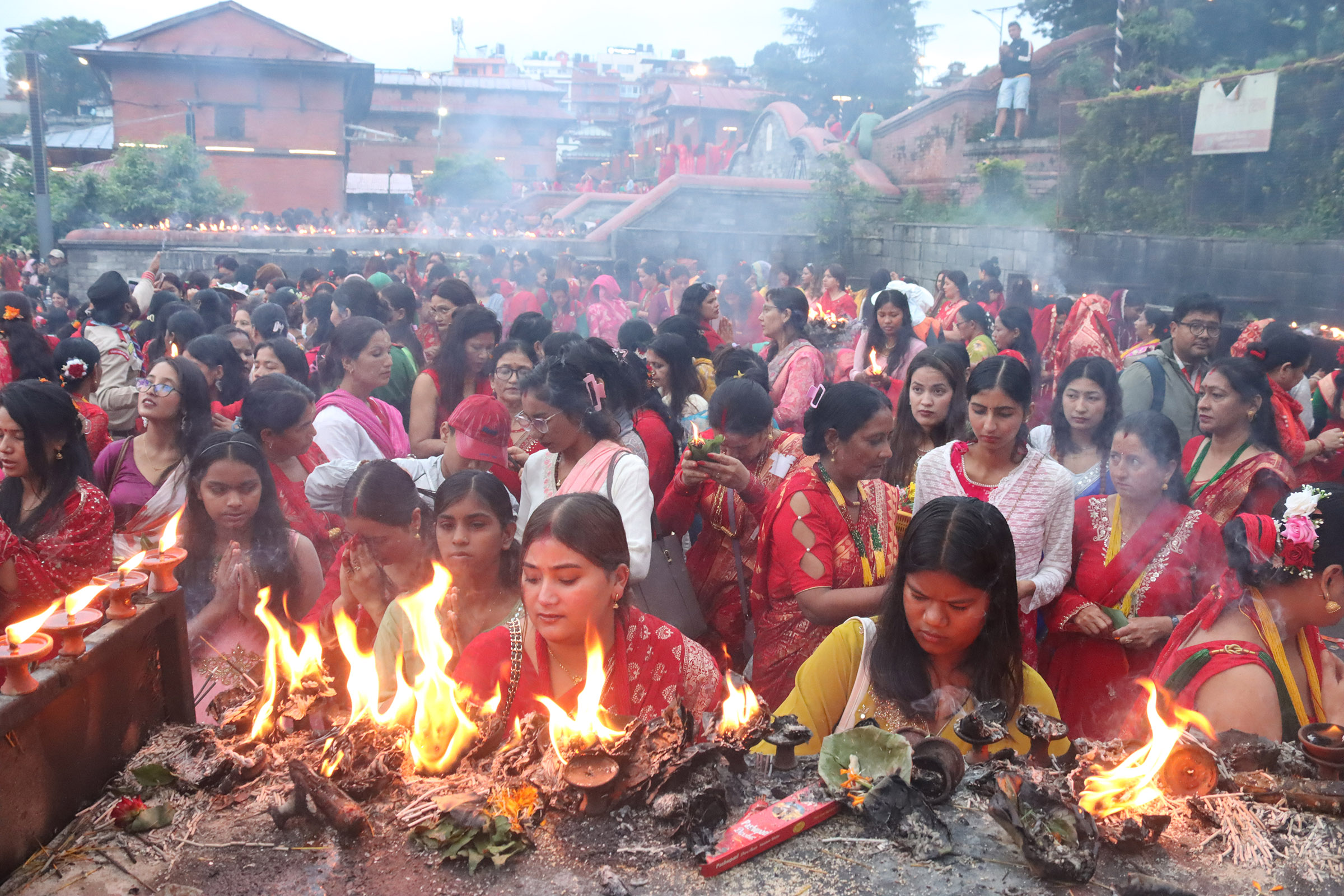 हरितालिका तीज : पशुपतिनाथ मन्दिर क्षेत्रमा कडा सुरक्षा व्यवस्था, हजारौं दर्शनार्थी लाइनमा