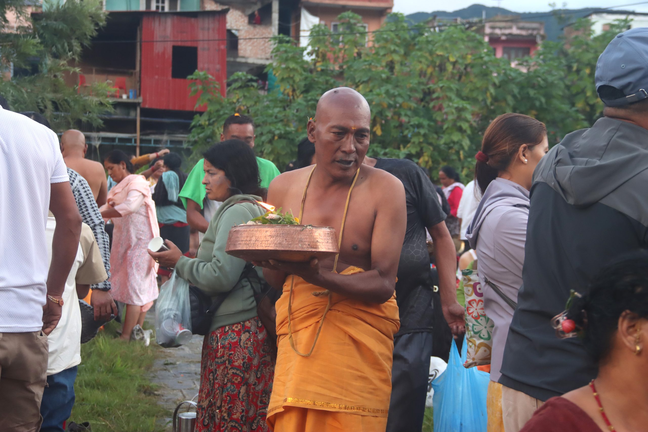 काठमाडौंको गोकर्णेश्वर महादेव मन्दिर परिसरमा दिवंगत बुबाप्रति तर्पण र पिण्डदान गर्नेकाे भीड ( सात तस्बिरमा हेर्नुहाेस)