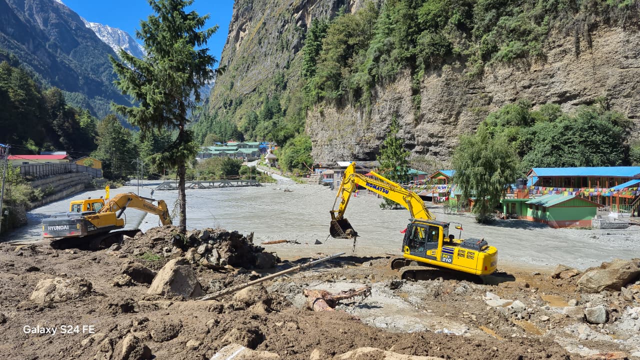 थुनिएको मर्स्याङ्दी अझै तालकै रूपमा, दुवैतर्फबाट पानी बग्दै, खुलाउने प्रयास जारी