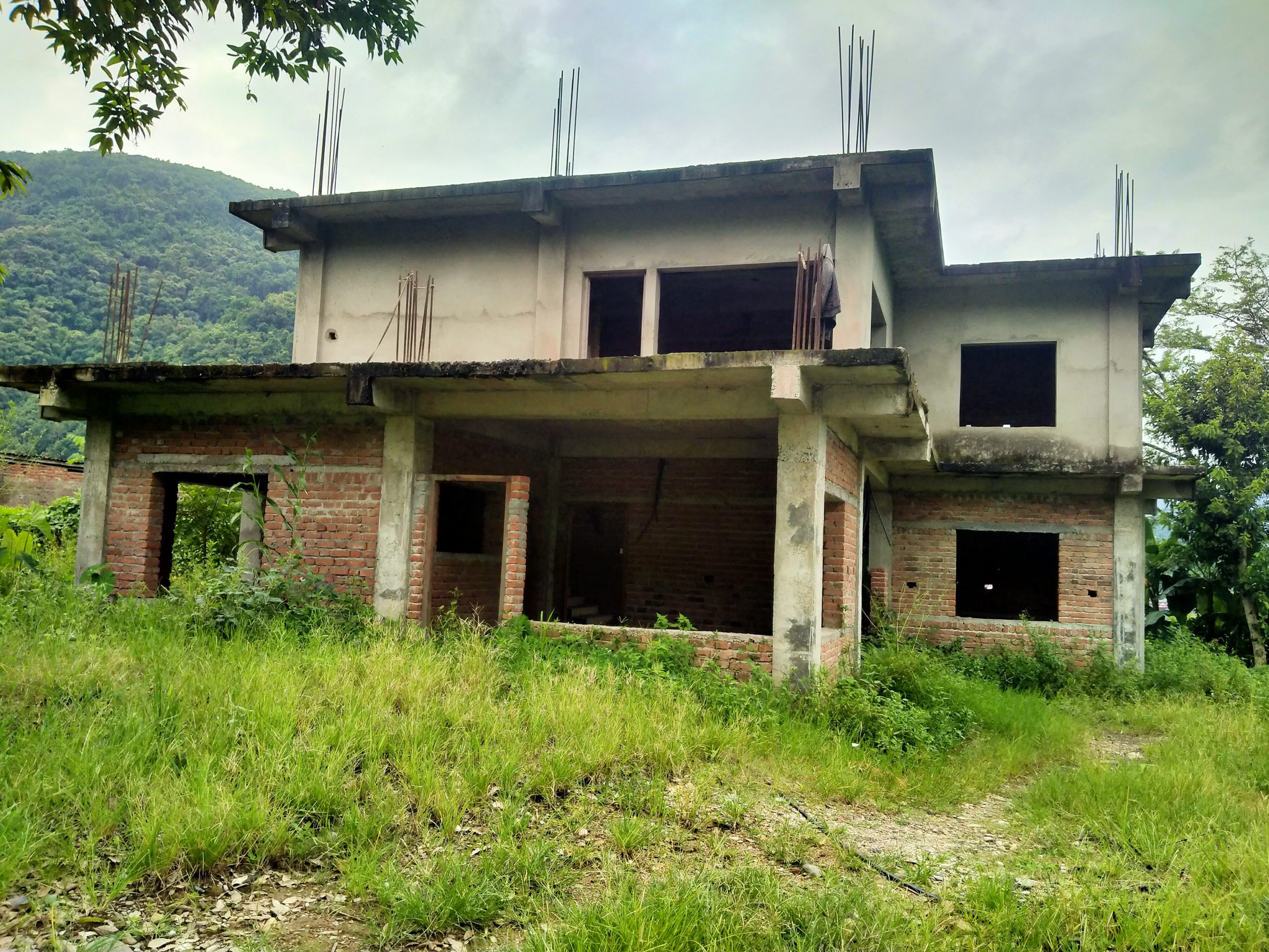 १८ महिनामा सकिनुपर्ने वालिङको आयुर्वेद भवन ५ वर्षदेखि अलपत्र, ठेक्का तोड्ने तयारी