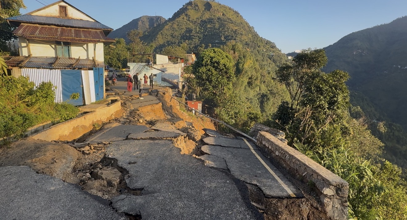 नयाँ बनेको सडक भासिँदा रेसुङ्गा विमानस्थल जाने बाटो अवरुद्ध
