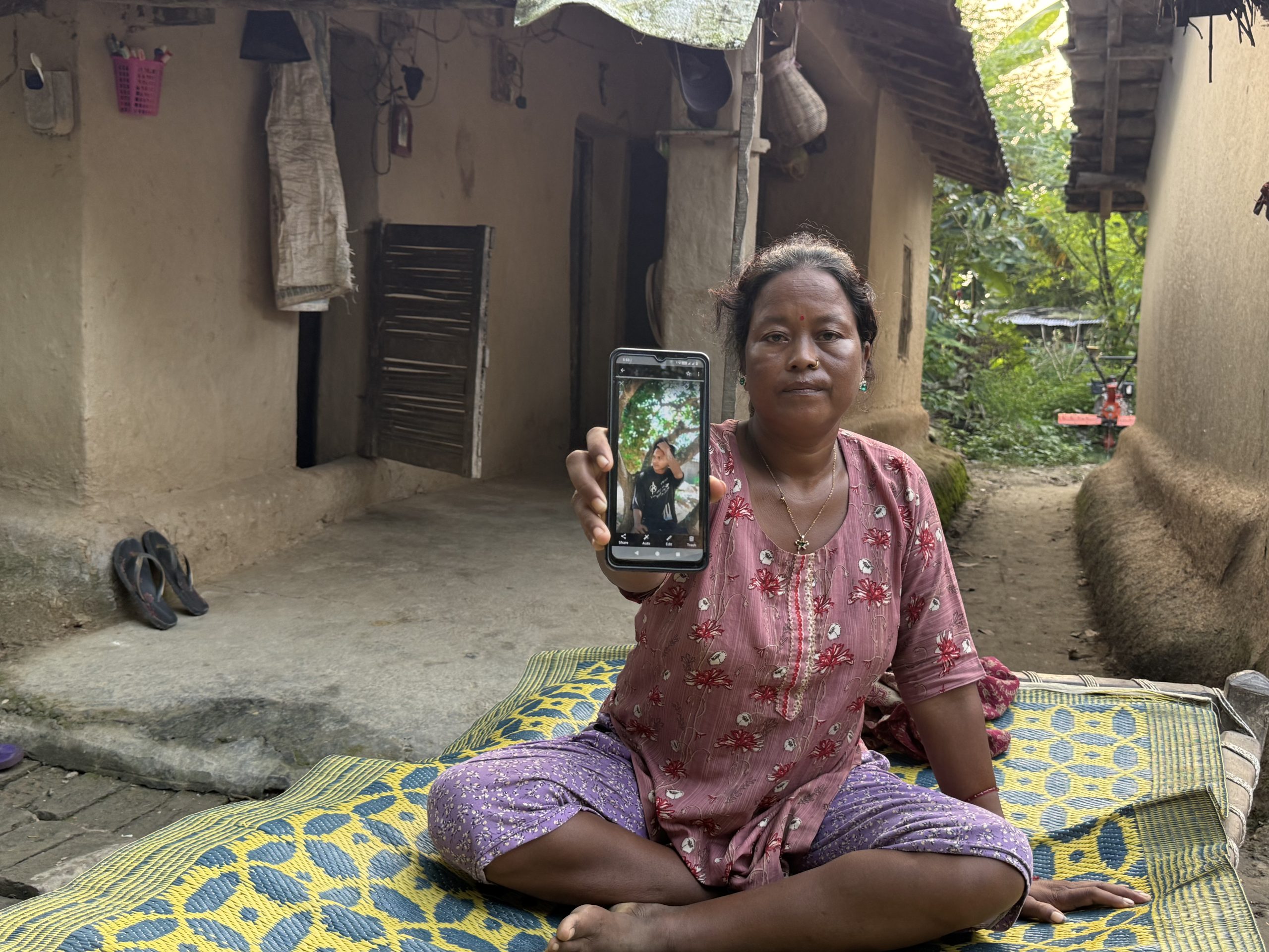 दोहोरो पीडामा बन्दुरामः ‘छोरा रसुवामा बेपत्ता, मिर्गौला पीडित श्रीमती उपचार नपाएर थला’