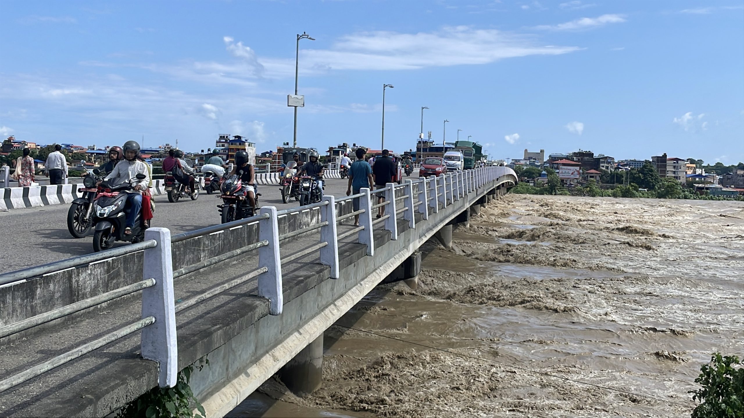 नारायणीको पुलमा ठूला सवारीसाधन सञ्चालनमा रोक