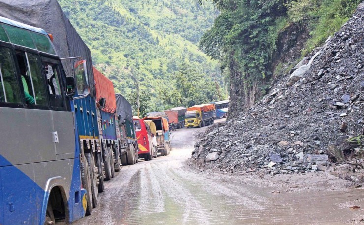 धादिङको सोप्याङखोलामा पहिरो खसेपछि त्रिभुवन राजपथ अवरुद्ध, वैकल्पिक मार्गमा सवारीको चाप