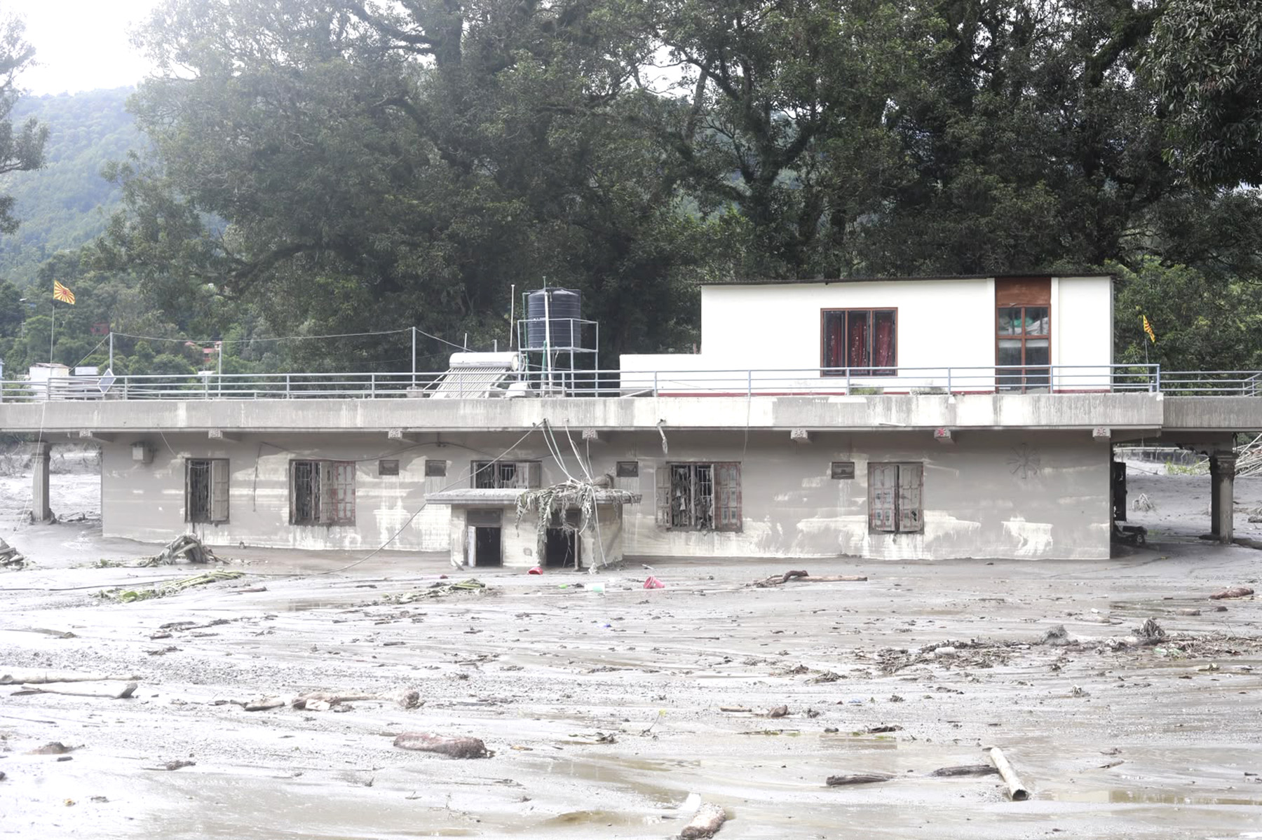 बाढीले १९ विद्यालय क्षतिग्रस्त, १६ शिक्षक र २१७ विद्यार्थी अझै बेपत्ता : मन्त्रीद्वयद्वारा स्थलगत अनुगमन