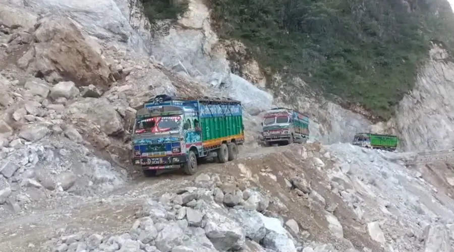 पहिरोले अवरुद्ध कालीगण्डकी करिडोर पुनः सञ्चालनमा: रोकिएका सवारी गन्तव्यतर्फ