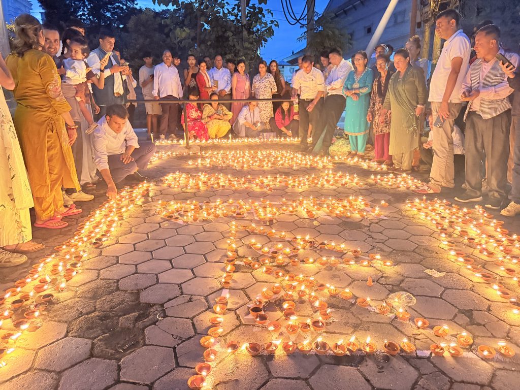 बाढी पीडितको सम्झनामा पशुपतिनाथलगाएत विभिन्नस्थानमा दीप प्रज्वलन