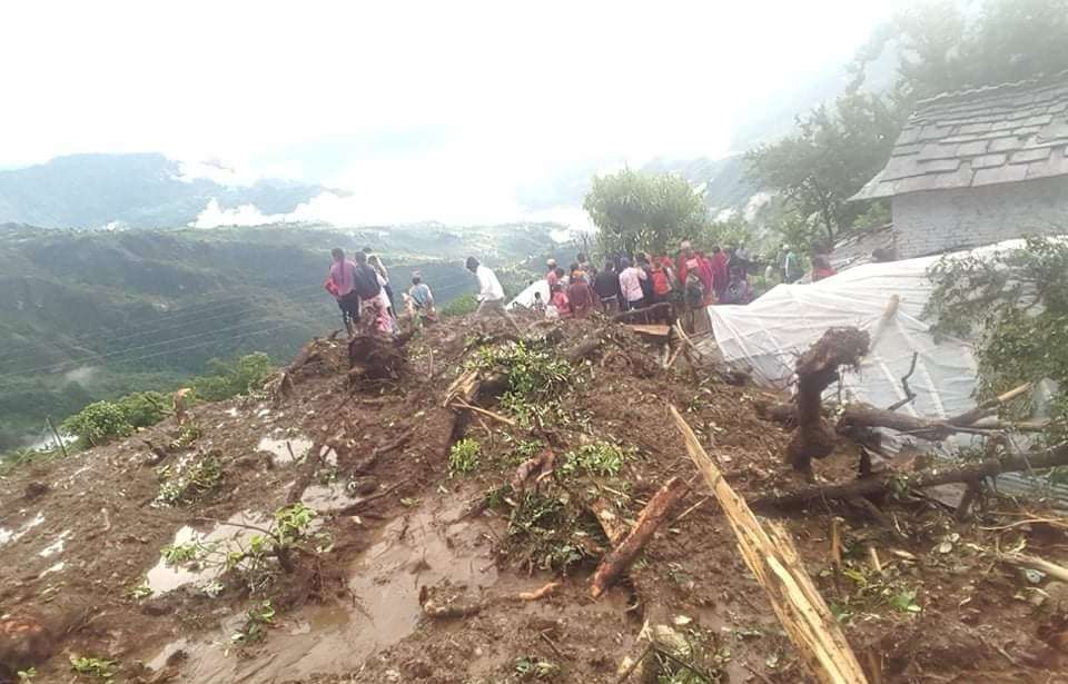 पाल्पामा पहिरोको वितण्डा, दुई घर भत्किए : एक महिला बेपत्ता