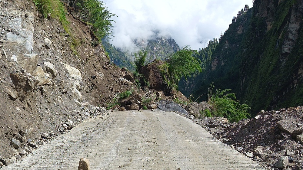 कर्णाली करिडोरमा पहिरो पन्छाउन समस्या : यात्रु जोखिम मोलेर आवतजावत गर्न बाध्य
