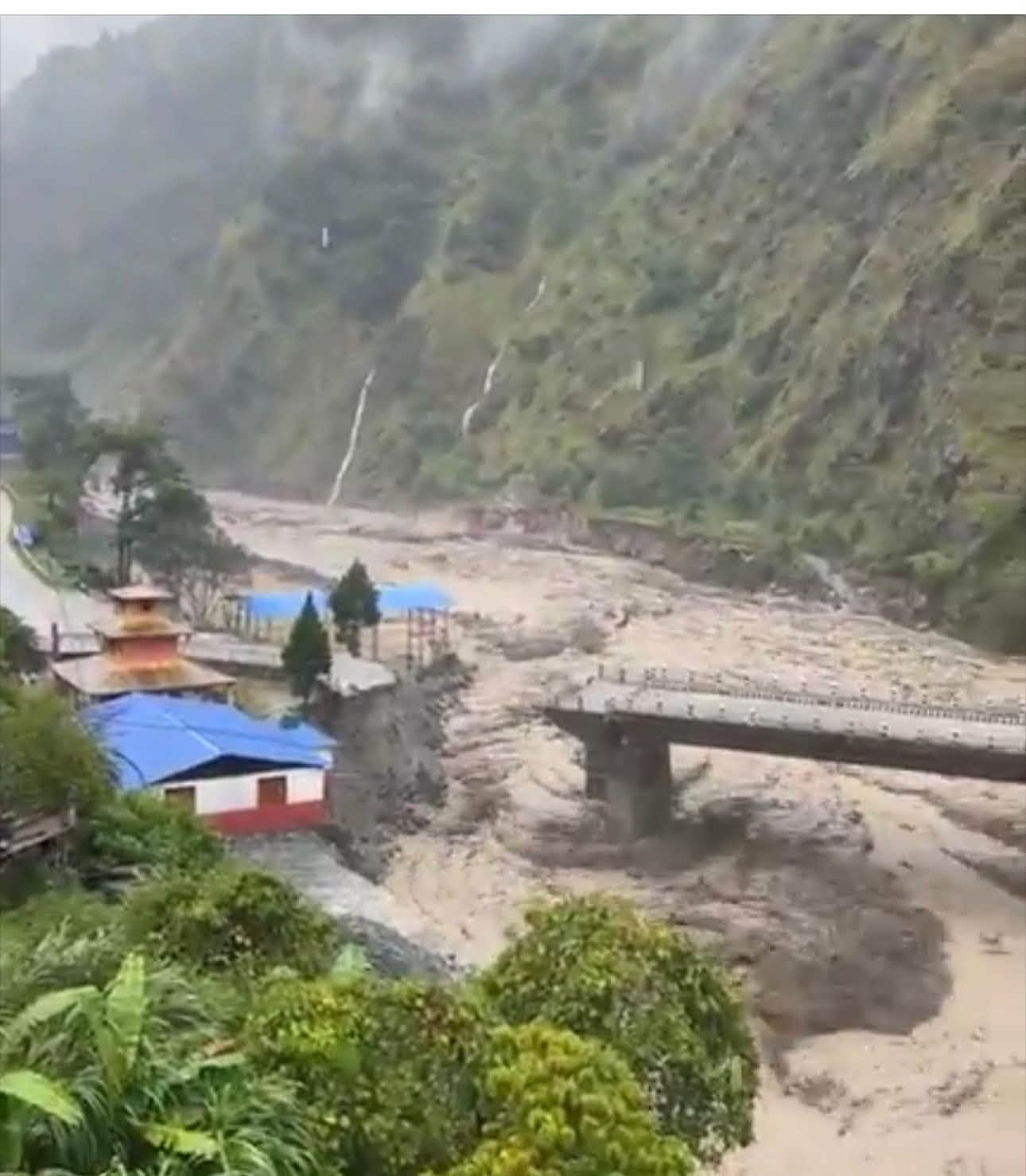 कालीगण्डकीले पुल बगाउँदा म्याग्दीका तीन वडा र मुस्ताङसँगको यातायात सम्पर्क विच्छेद