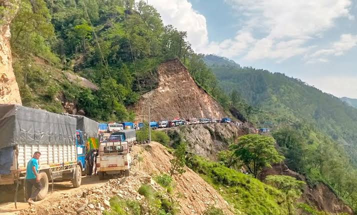 कर्णाली राजमार्ग पुनः अवरुद्ध : भम्लु खोलामा सुख्खा पहिरो खस्दा यात्रुलाई सास्ती