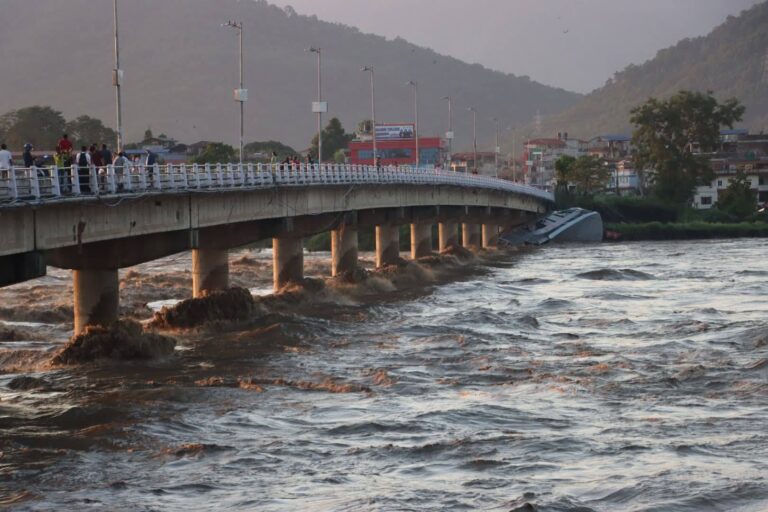 नारायणी नदीको पुलमुनि अड्किएको राइनो पानीजहाज (क्रुज) हटाउने तयारी