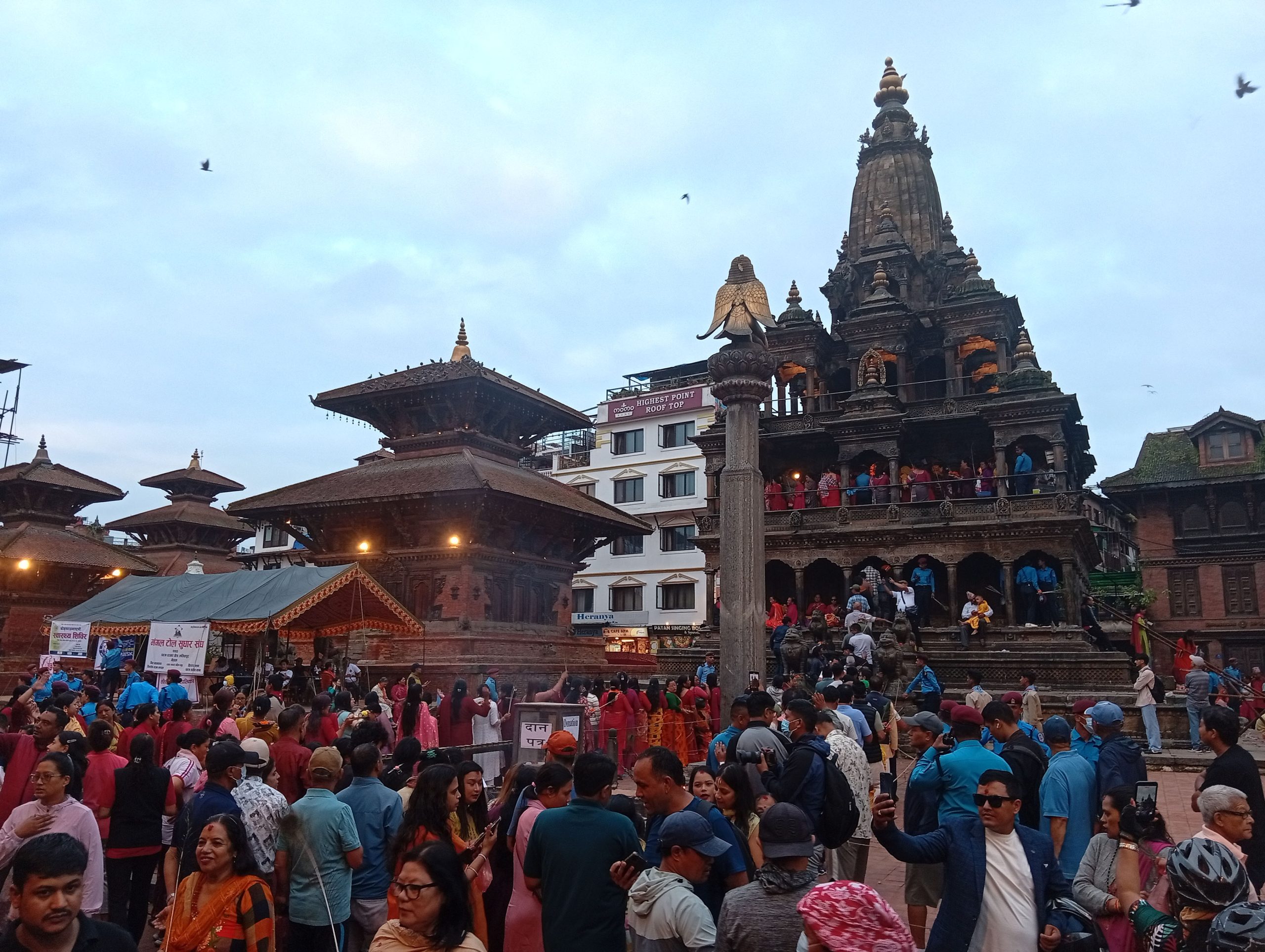 आज ‘श्रीकृष्ण जन्माष्टमी’ : पाटनको कृष्ण मन्दिरमा बिहानैदेखि भक्तजनको भिड ( ७ तस्विरमा हेर्नुहाेस)