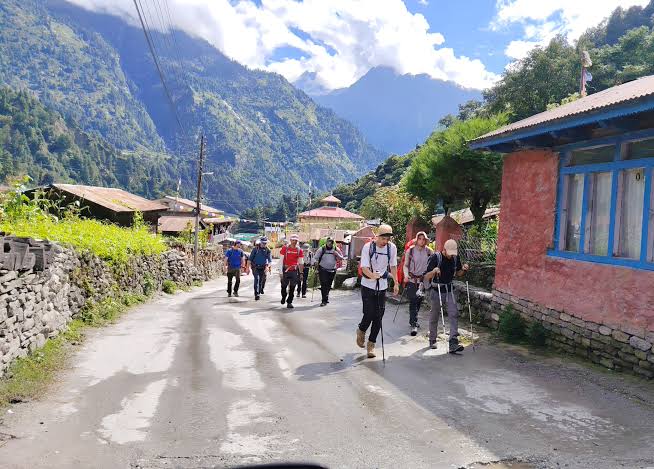 मनाङ पुगेका पर्यटक फर्किन थाले