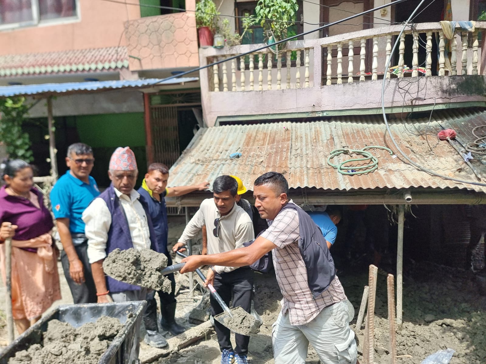 छिमेकीको दुःखमा धादिङ एमालेको मलम : विद्यालयदेखि निजी घरसम्मको सरसफाइमा जुटे सयौँ स्वयंसेवक