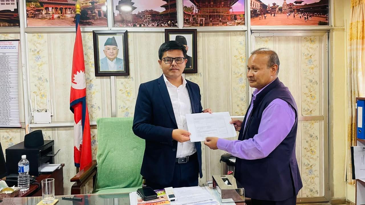 भोटेकोशी बाढीपीडितका लागि लेखापढी व्यवसायी एसोसिएसन भक्तपुरद्वारा रु. २ लाख ५०० सहयोग