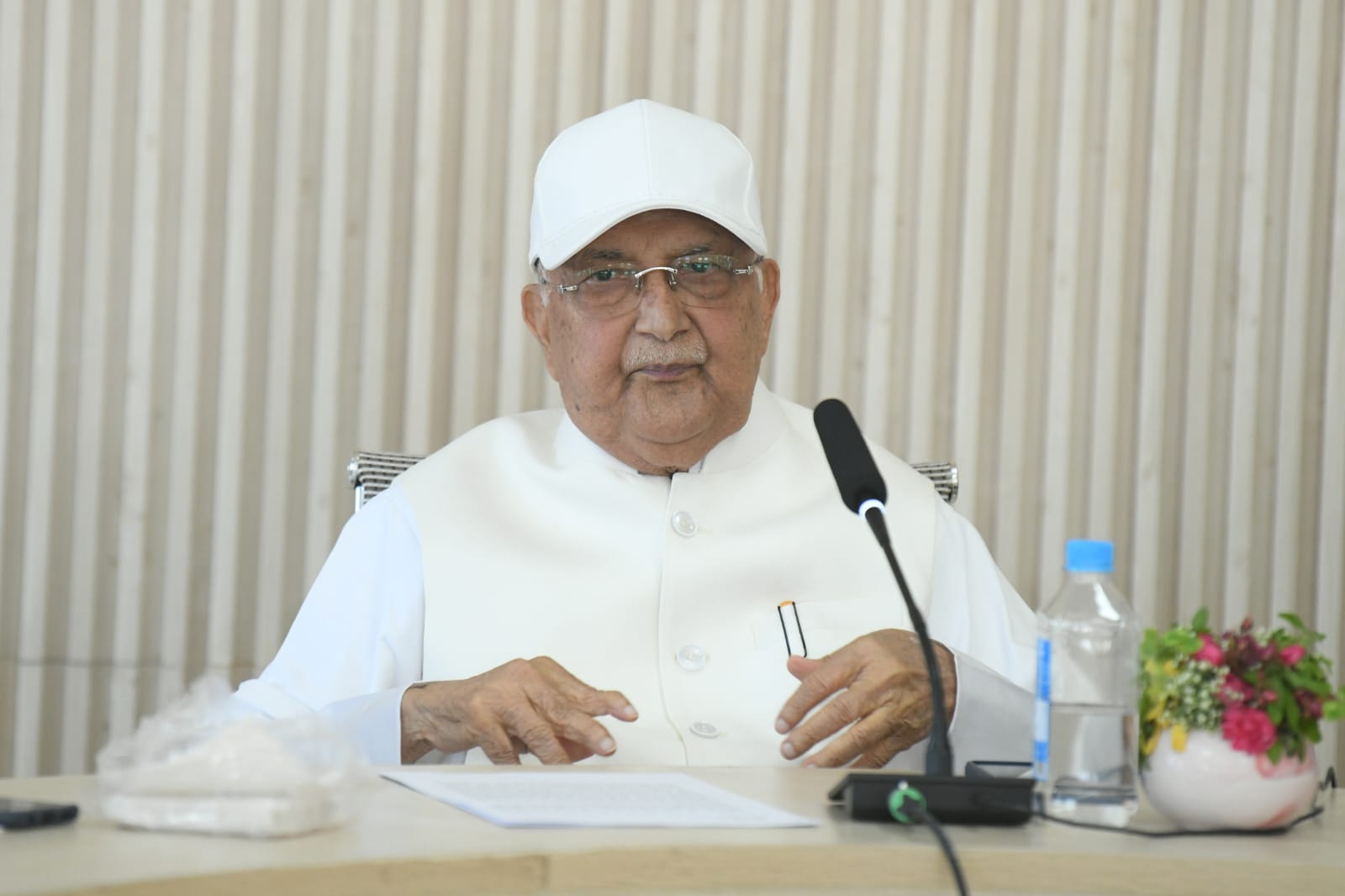‘देश अप्ठ्यारो अवस्थामा, सार्वभौमसत्ताविरुद्ध हमला भैरहेका बेला बैठक बसिरहेका छौँ’: अध्यक्ष ओली