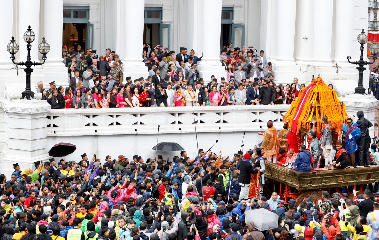 येँयाः अवलोकन गर्न पुगेका विशिष्ट पदाधिकारीलाई कार्यवाहक प्रमुखबाट स्वागत : जुद्ध शालिकबाट गद्दी बैठकसम्म पैदल