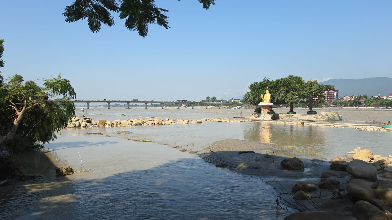 नारायणी किनारमा करोडौँको संरचना बाढीले बगायो, ‘सिबिच’ बनाउने योजना अलपत्र