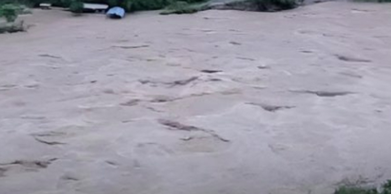 बाढीले मिर्मीस्थित पुल बगायो