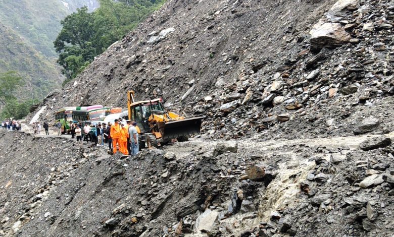 पहिरो खसेपछि बेँसीसहर–चामे सडक पूर्णरूपमा अवरुद्ध
