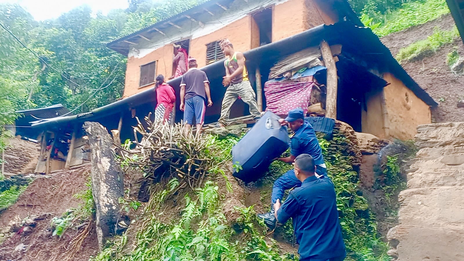 बाढी-पहिरोले गुल्मीमा ११ परिवार विस्थापित, तीन पशुचौपाया मरे