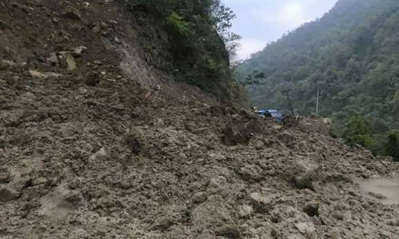 पहिरोले बिपी राजमार्ग अवरुद्ध, राति सवारीमा रोक