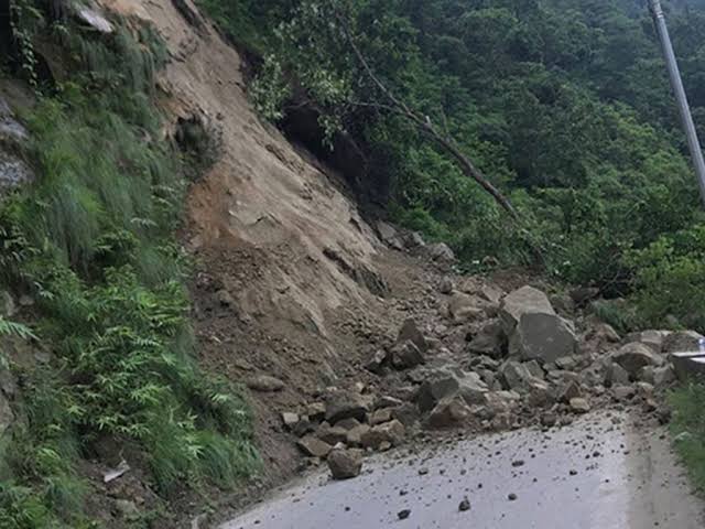 पहिरोले कान्ति लोकपथ पूर्णरूपमा अवरुद्ध