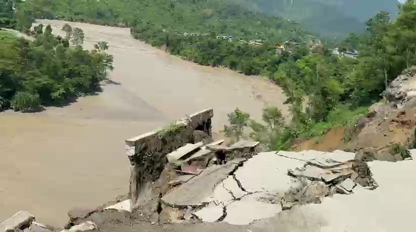 भोटेकोशी बाढीको तीव्र कटानले पृथ्वी राजमार्गका तीन ठाउँमा सडक ध्वस्त, कृष्णभीर तत्काल खुल्ने सम्भावना न्यून