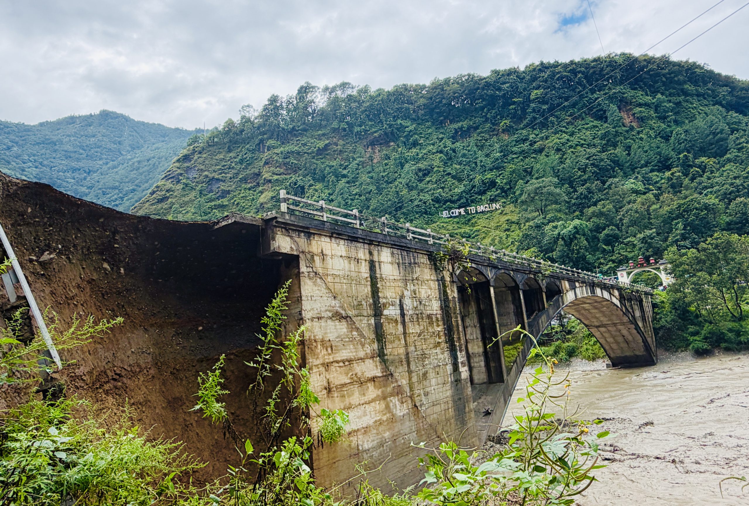 मध्यपहाडी लोकमार्ग अन्तर्गत मालढुङ्गाको पुल भत्किएपछि बिरामीदेखि यात्रुसम्मलाई सास्ती