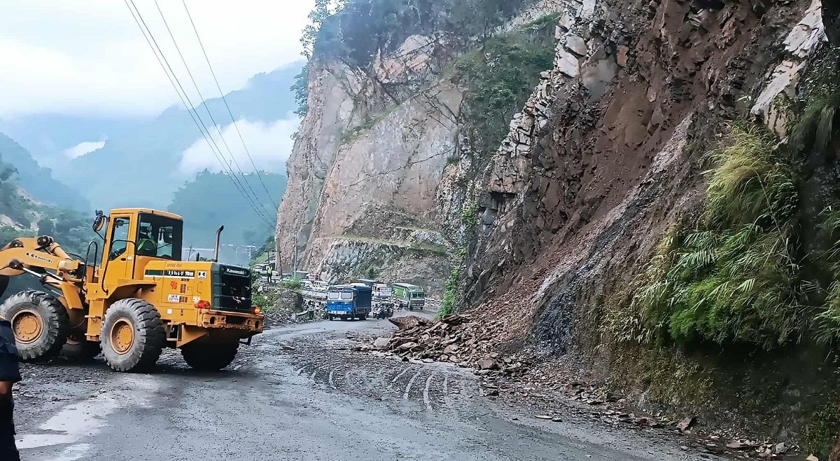 मुग्लिन–नारायणघाट सडक एकतर्फी, लेदो खसेर सवारी प्रभावित