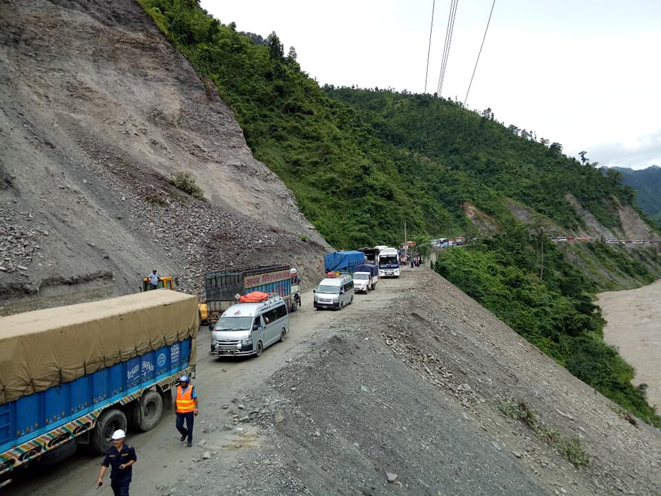मुग्लिन–नारायणगढ सडक दुईतर्फी सञ्चालनमा, पहिरोको जोखिम यथावत्